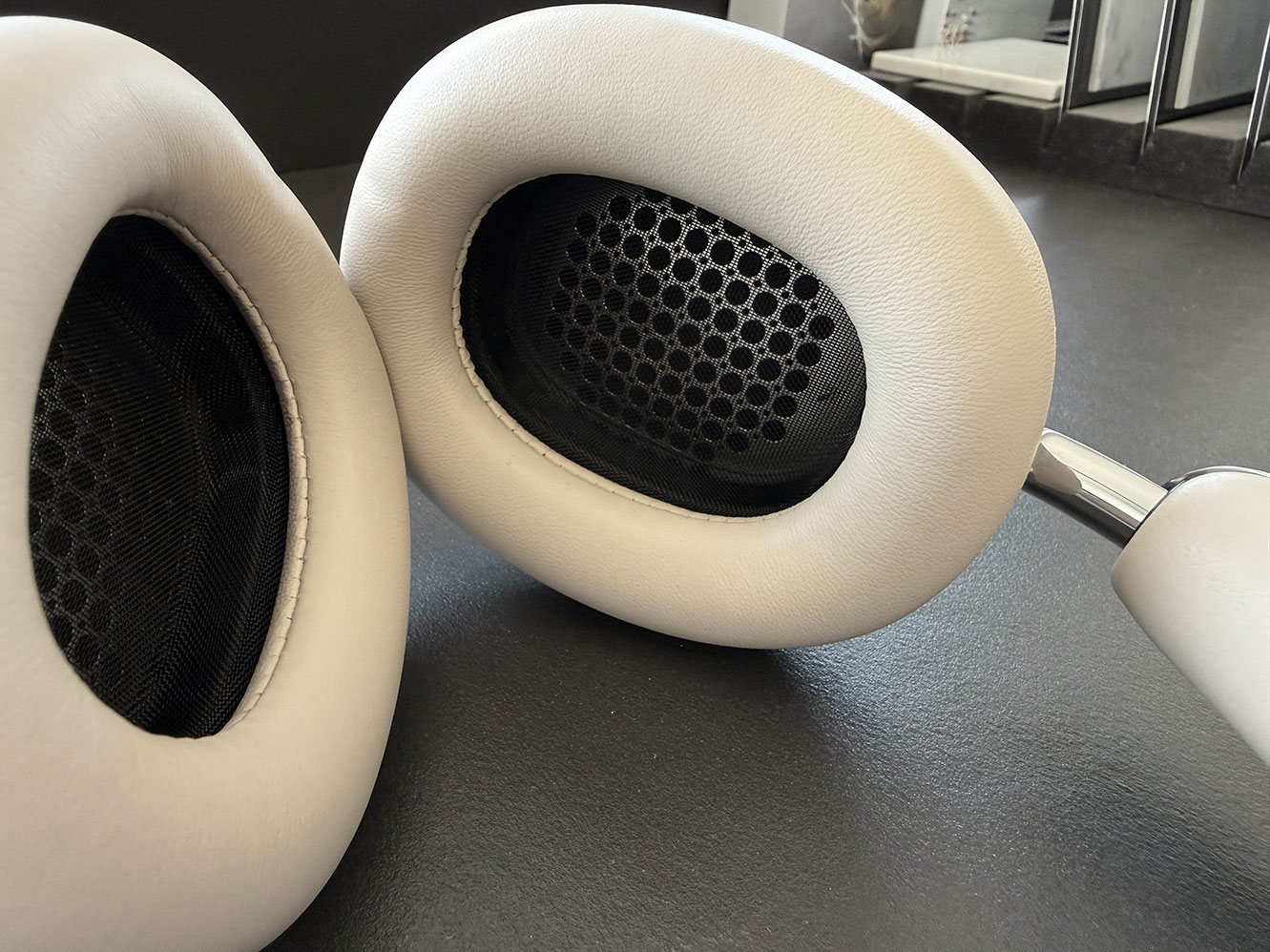 Lowe Leo Headphones